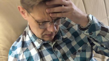 Büyük bir baş ağrısı ile olgun adam