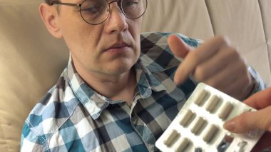 Büyük bir baş ağrısı ile olgun adam