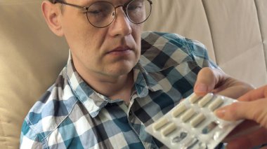 Büyük bir baş ağrısı ile olgun adam