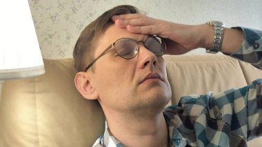 Büyük bir baş ağrısı ile olgun adam