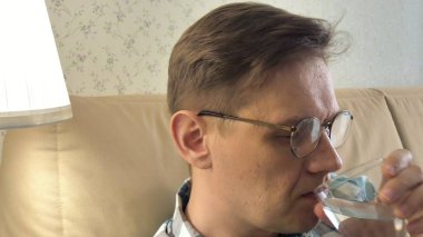 Büyük bir baş ağrısı ile olgun adam