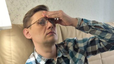 Büyük bir baş ağrısı ile olgun adam