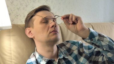 Büyük bir baş ağrısı ile olgun adam