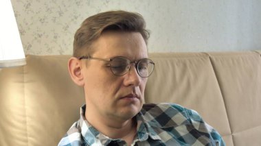 Büyük bir baş ağrısı ile olgun adam