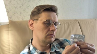 Büyük bir baş ağrısı ile olgun adam