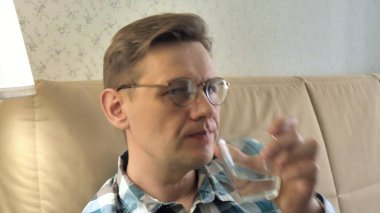 Büyük bir baş ağrısı ile olgun adam