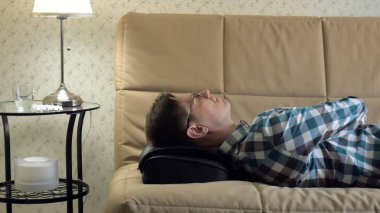 adam yalan evde kanepede bir masaj Başkanı altında devlet rahat.