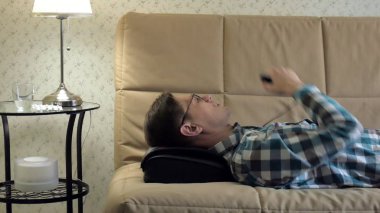 adam yalan evde kanepede bir masaj Başkanı altında devlet rahat.