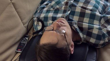 adam yalan evde kanepede bir masaj Başkanı altında devlet rahat.