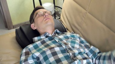 adam yalan evde kanepede bir masaj Başkanı altında devlet rahat.