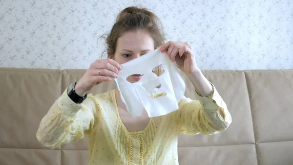 젊은 여자 집에서 부엌에 얼굴에 마스크 클렌징 페이셜 마스크 마스크를 하 고 — 스톡 사진