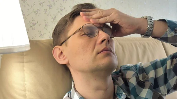 大きな頭痛の種と中年の男性 — ストック写真