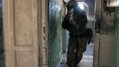 Eski bina, askeri kavram koridorlarda savaş silahları ile kamuflaj Askerllerin gizlice