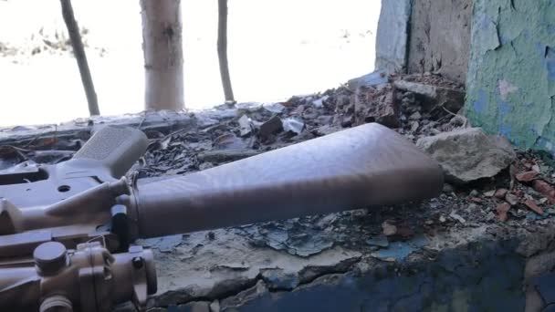 Il fucile giace sul davanzale di un edificio in rovina — Video Stock