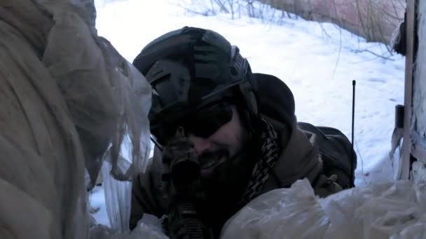 Soldados en camuflaje con armas de combate están siendo disparados en el refugio del viejo edificio, el concepto militar — Vídeos de Stock