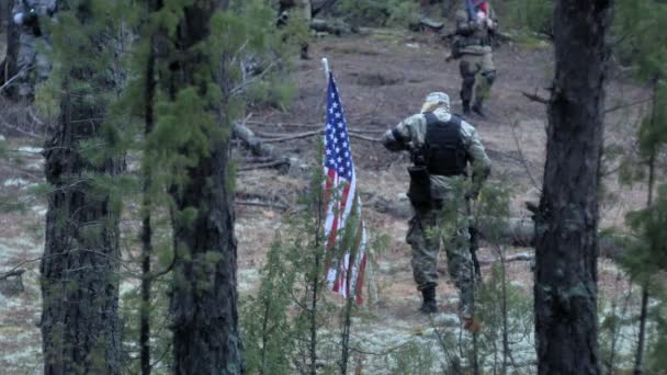 Soldados en camuflaje con armas de combate y en los EE.UU. en el bosque, concepto militar — Vídeo de stock