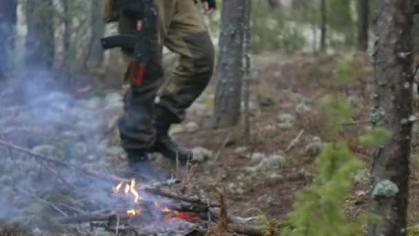 Soldaten in camouflage met bestrijding wapens schieten op de beschutting van het bos, militaire concept, rookgordijn, mist — Stockvideo