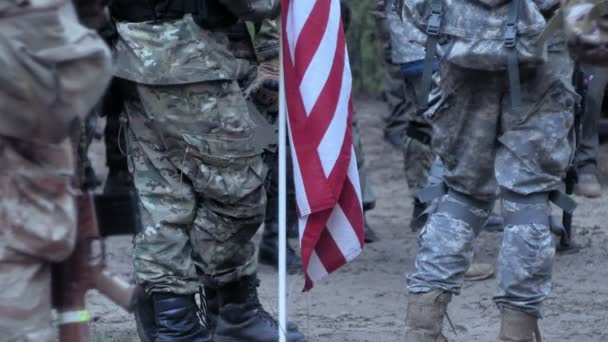 Soldaten in camouflage met bestrijding wapens en de VS in het bos, militair concept — Stockvideo