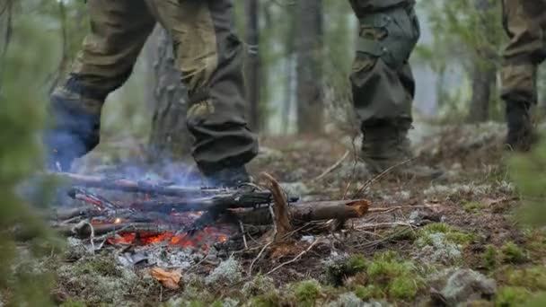 Soldaten in camouflage met bestrijding wapens schieten op de beschutting van het bos, militaire concept, rookgordijn, mist — Stockvideo