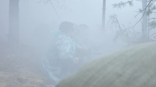 Soldati in mimetizzazione con armi da combattimento sparano al rifugio forestale, concetto militare, cortina fumogena, nebbia — Video Stock