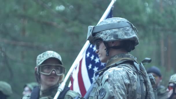 Soldados en camuflaje con armas de combate y en los EE.UU. en el bosque, concepto militar — Vídeos de Stock