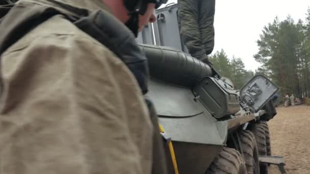 Soldados en camuflaje con armas de combate en el bosque cerca del coche de batalla, concepto militar — Vídeo de stock