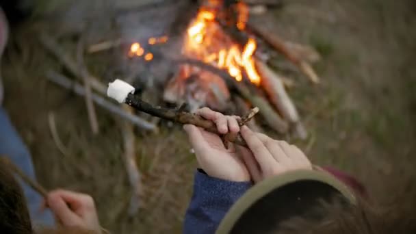 Šťastná rodina turistů na cestě. Máma a děti smažit marshmallows hoří u stanu — Stock video