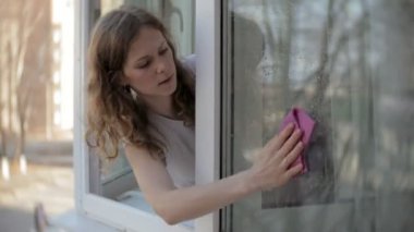 çekici kız evde windows yıkar. Evi temizlemek için.