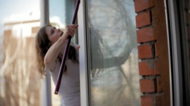 çekici kız evde windows yıkar. Evi temizlemek için.