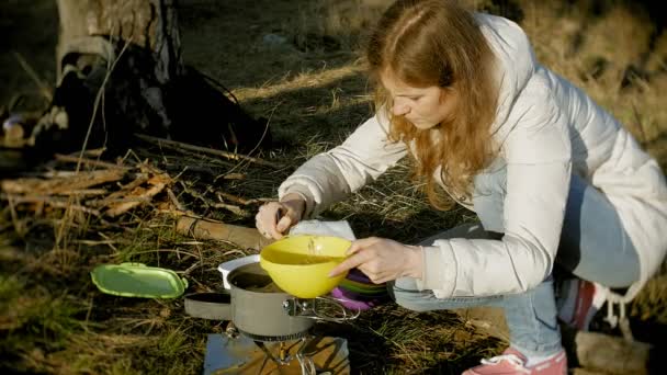 Bonne famille de touristes en voyage. mère et les enfants mangent à l'extérieur — Video