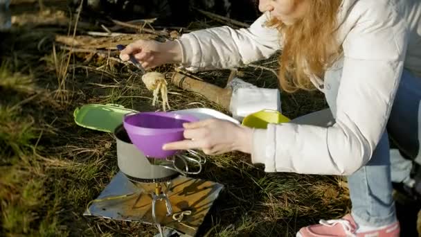 Lycklig familj av turister på en resa. mor och barn äter utomhus — Stockvideo