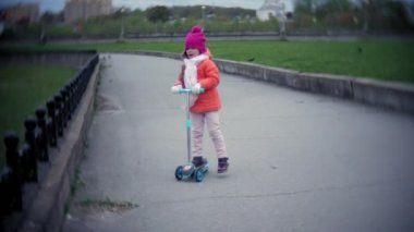 bir tekme scooter sürme kask içinde küçük kız