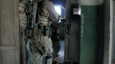 Eski bina, askeri kavram koridorlarda savaş silahları ile kamuflaj Askerllerin gizlice