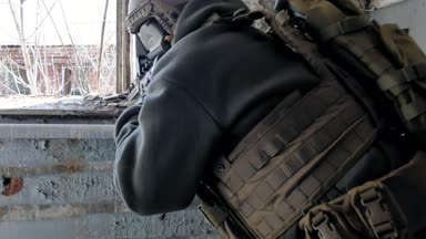 Kamuflaj tüfek Dürbünü pencereden bir eski bina, askeri kavram üzerinden amaçlayan bir askeri silah ile askerler