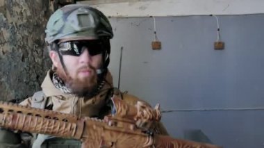 Kamuflaj tüfek Dürbünü pencereden bir eski bina, askeri kavram üzerinden amaçlayan bir askeri silah ile askerler