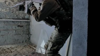 Eski bina, askeri kavram koridorlarda savaş silahları ile kamuflaj Askerllerin gizlice