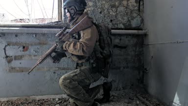 Kamuflaj tüfek Dürbünü pencereden bir eski bina, askeri kavram üzerinden amaçlayan bir askeri silah ile askerler