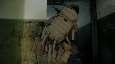 Eski bina, askeri kavram koridorlarda savaş silahları ile kamuflaj Askerllerin gizlice