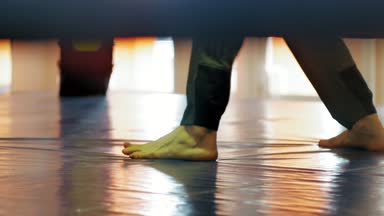 Bir kadın kick boks halka ile bir eğitim savaş eğitmen yürütmektedir