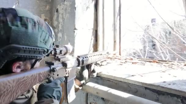 Soldats en camouflage avec une arme militaire visant à travers la vue du fusil à travers la fenêtre d'un vieux bâtiment, le concept militaire — Video