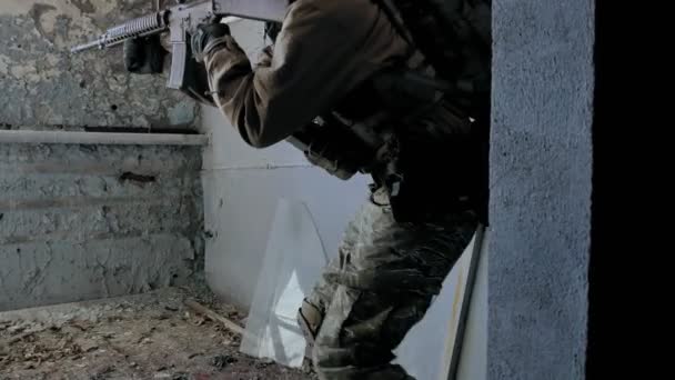 Soldados en camuflaje con armas de combate se escabullen por los pasillos del antiguo edificio, el concepto militar — Vídeos de Stock