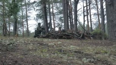 Kamuflaj savaş silahları ile askerler bu askeri kavram yakalamak amacı ile orman dışından onların yol yapmak