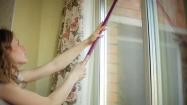 çekici kız evde windows yıkar. Evi temizlemek için.
