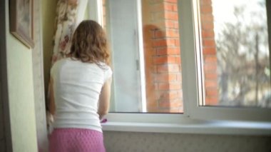 çekici kız evde windows yıkar. Evi temizlemek için.