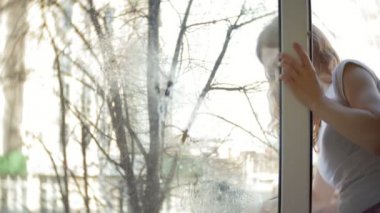 çekici kız evde windows yıkar. Evi temizlemek için.
