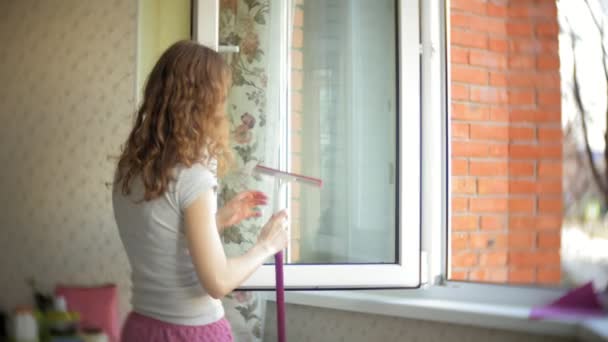 Chica atractiva lava ventanas en casa. Para limpiar la casa . — Vídeos de Stock