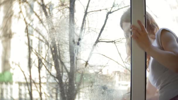 Atrakcyjna dziewczyna myje windows w domu. Aby oczyścić dom. — Wideo stockowe