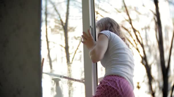 Attraente ragazza lava le finestre a casa. Per ripulire la casa . — Video Stock