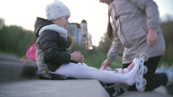 Meisje jurken schaatsen roller. Concept: sport, lifestyle, gezondheid. — Stockvideo