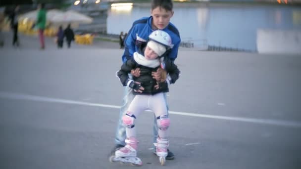 Los vestidos de niña aprenden a patinar. Concepto: deporte, estilo de vida, salud . — Vídeos de Stock